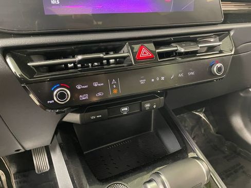 Used 2024 Kia Niro EX FWD image 5