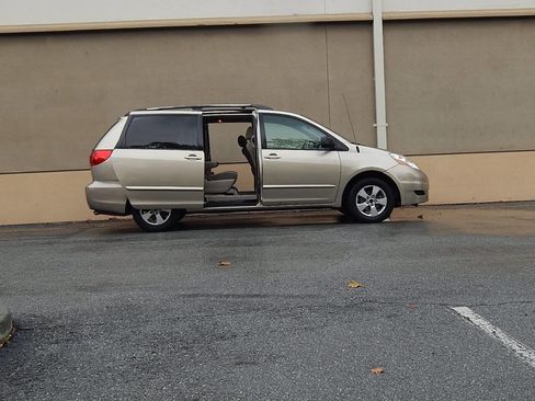 Used 2007 Toyota Sienna LE image 3