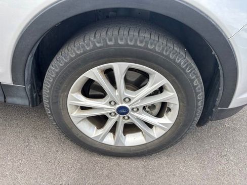 Used 2017 Ford Escape SE w/ Equipment Group 201A AWD/4WD image 2
