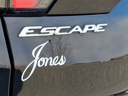 Used 2018 Ford Escape Titanium image 32