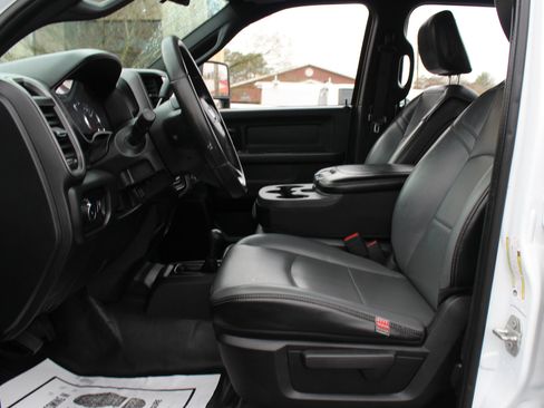 Used 2024 RAM 2500 Tradesman w/ Chrome Appearance Group image 18