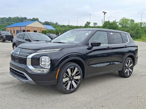 New 2025 Mitsubishi Outlander SE image 2