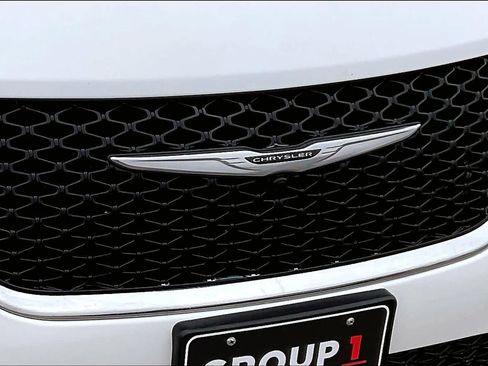 Used 2024 Chrysler Pacifica Touring-L image 28