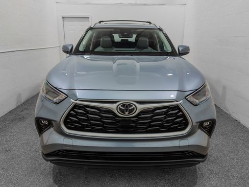 Used 2023 Toyota Highlander XLE AWD/4WD image 3
