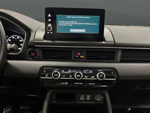 Used 2023 Honda Pilot Touring image 9