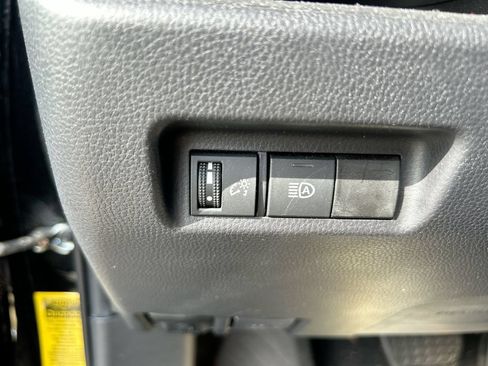 Used 2021 Toyota RAV4 LE FWD image 13