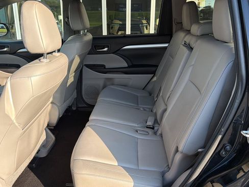 Used 2017 Toyota Highlander XLE FWD image 11