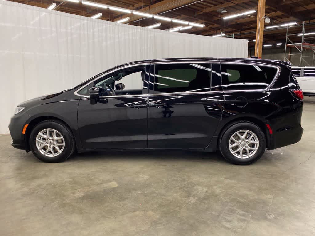 Used 2025 Chrysler Pacifica Select FWD image 3