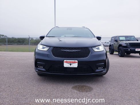 New 2026 Chrysler Pacifica Limited image 2