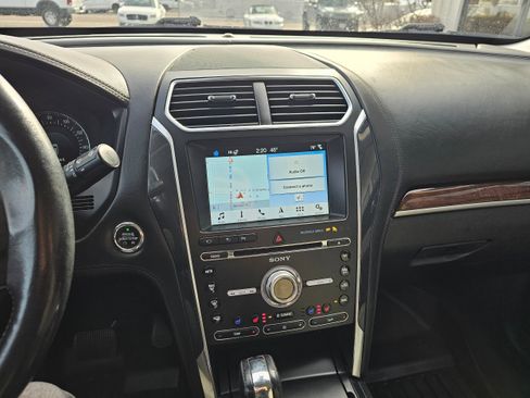 Used 2017 Ford Explorer Platinum image 14