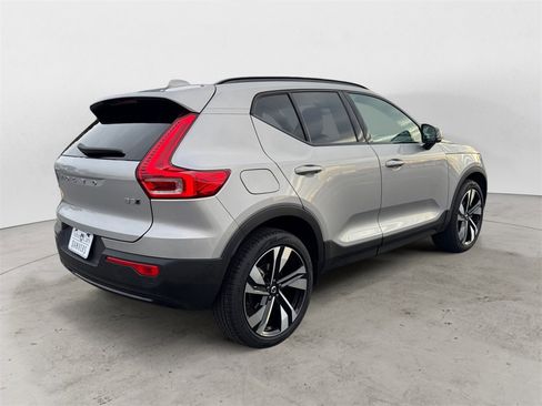 Certified 2025 Volvo XC40 B5 Plus image 6