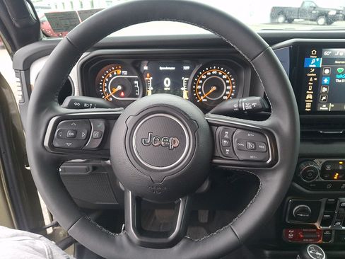 Used 2025 Jeep Gladiator Sport AWD/4WD image 18