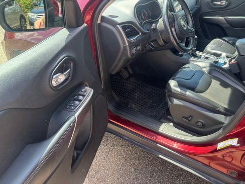 Used 2019 Jeep Cherokee Latitude Plus w/ Cold Weather Group AWD/4WD image 11