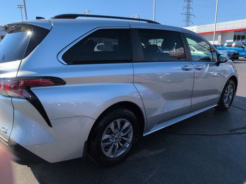 Used 2021 Toyota Sienna XLE image 5