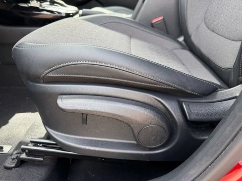 Used 2025 Kia Seltos S FWD image 19