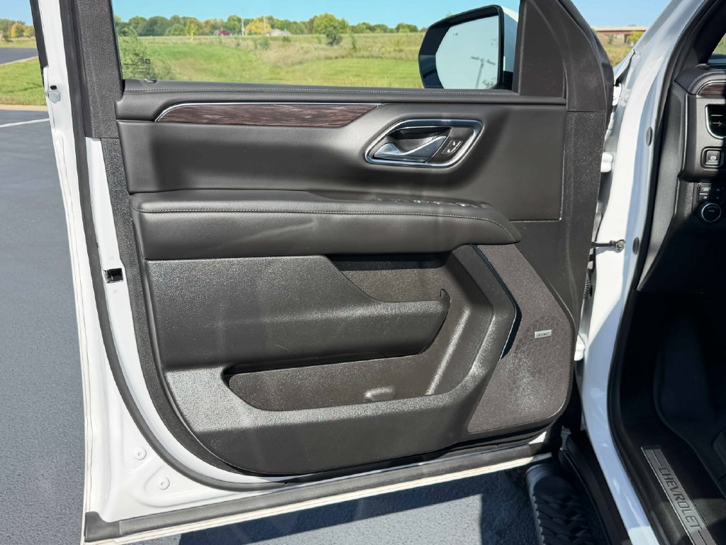 Used 2024 Chevrolet Suburban Z71 w/ Luxury Package AWD/4WD image 27