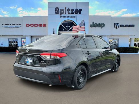 Used 2020 Toyota Corolla LE FWD image 2