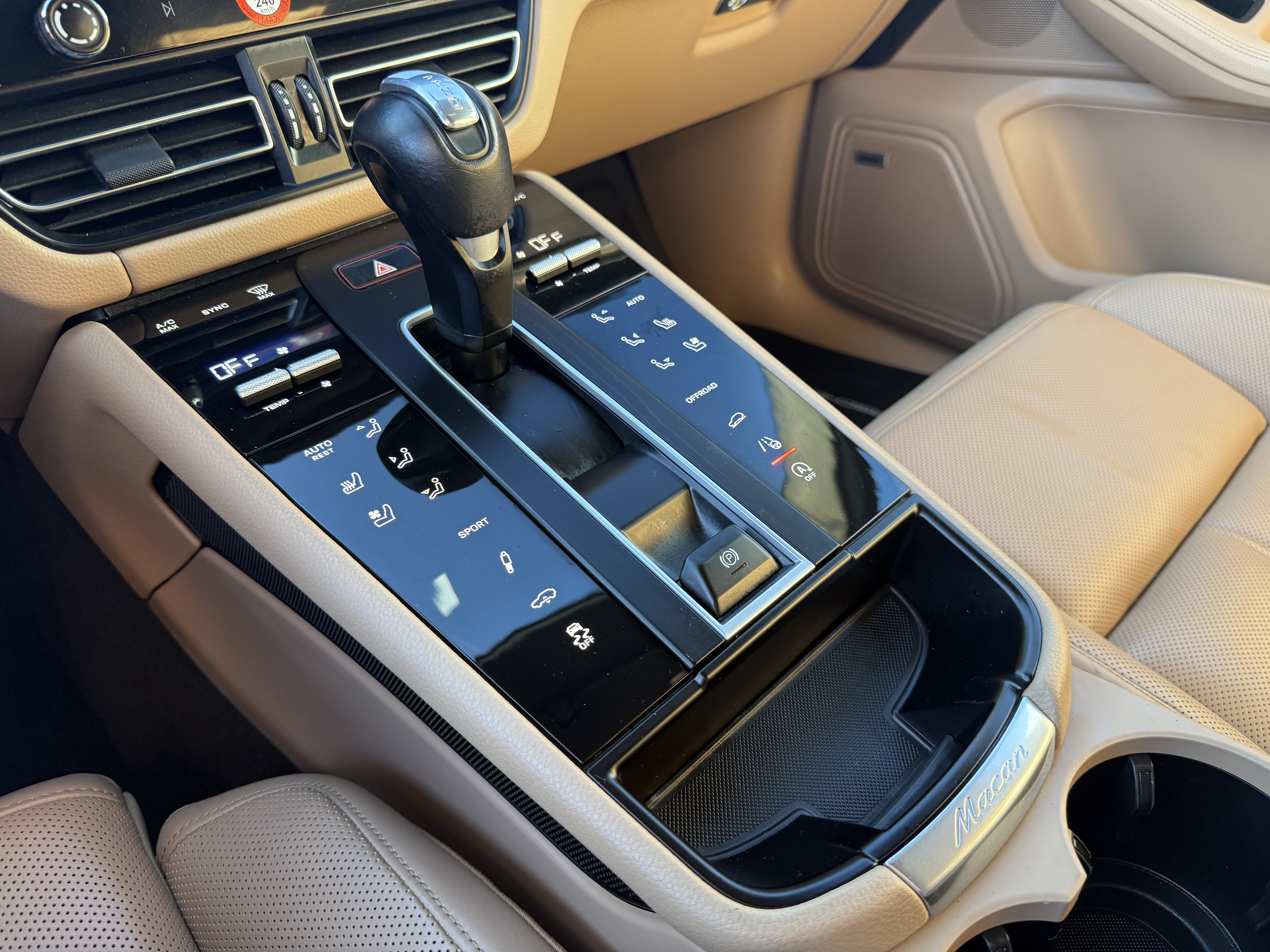 Certified 2023 Porsche Macan AWD/4WD image 23