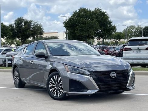 Used 2024 Nissan Altima 2.5 SV FWD image 2