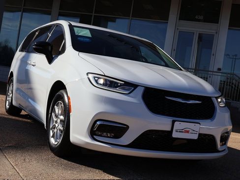 Used 2026 Chrysler Pacifica Select image 7