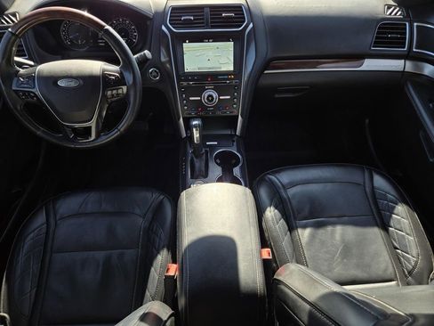 Used 2017 Ford Explorer Platinum image 18