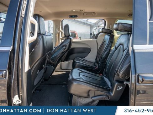 Used 2023 Chrysler Pacifica Touring-L FWD image 21