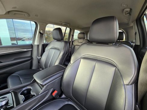 Used 2024 Jeep Grand Cherokee Limited w/ Black Appearance Package image 11