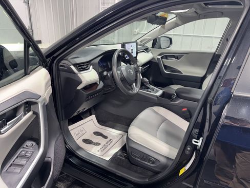 Used 2025 Toyota RAV4 Limited w/ Advanced Technology Package image 19
