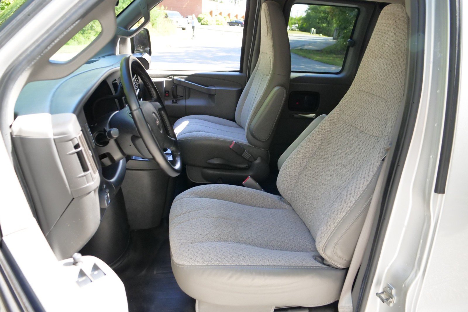 Used 2022 GMC Savana 2500 w/ Communications Package RWD image 3