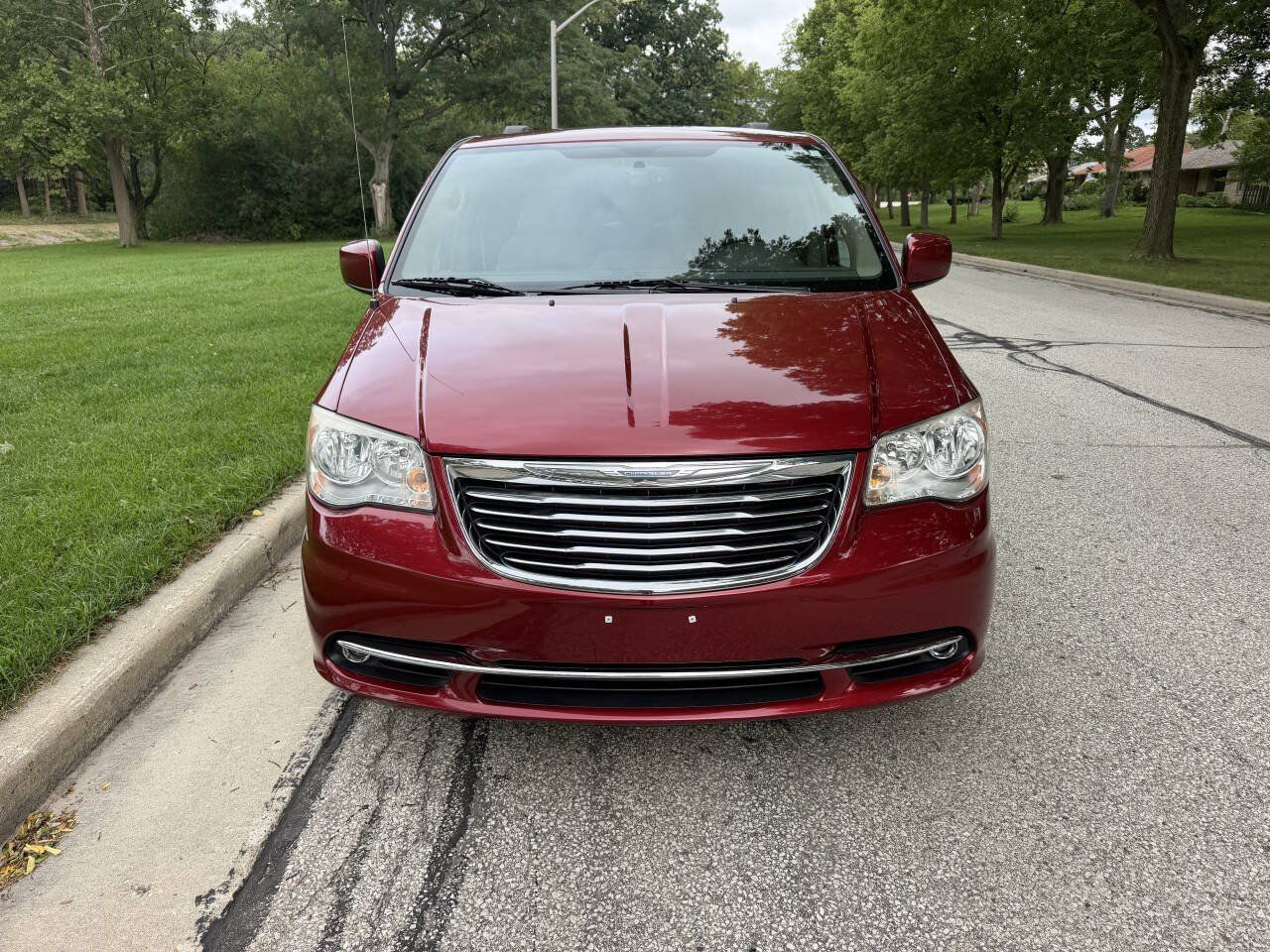Used 2012 Chrysler Town & Country Touring FWD image 8