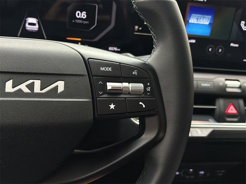 Used 2025 Kia K4 EX image 28