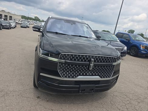 Used 2025 Lincoln Navigator Reserve AWD/4WD image 2