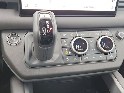 Used 2025 Land Rover Defender 110 S image 17