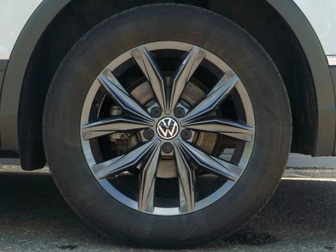 Used 2023 Volkswagen Tiguan SE w/ Panoramic Sunroof Package AWD/4WD image 13