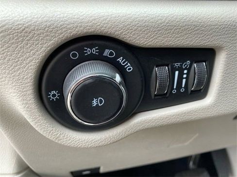 Used 2023 Chrysler Pacifica Limited image 13