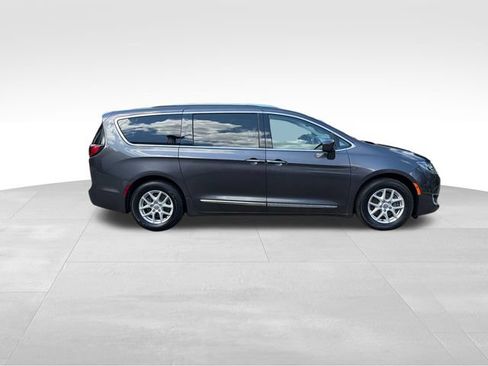 Used 2020 Chrysler Pacifica Touring-L FWD image 2