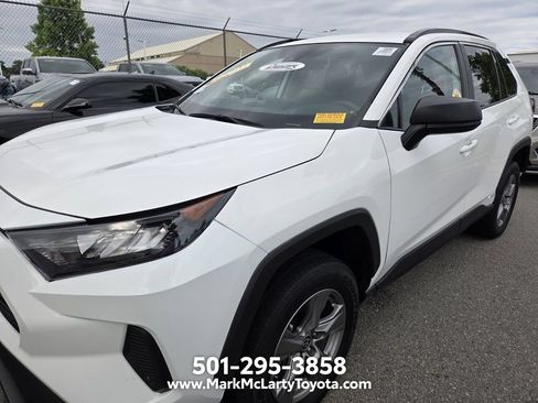Used 2022 Toyota RAV4 LE AWD/4WD image 4