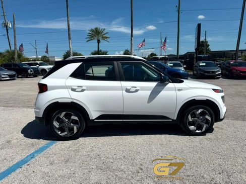 Used 2023 Hyundai Venue Limited FWD image 5