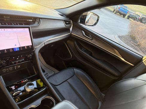 Used 2025 Jeep Grand Cherokee Limited w/ Luxury Tech Group II image 22