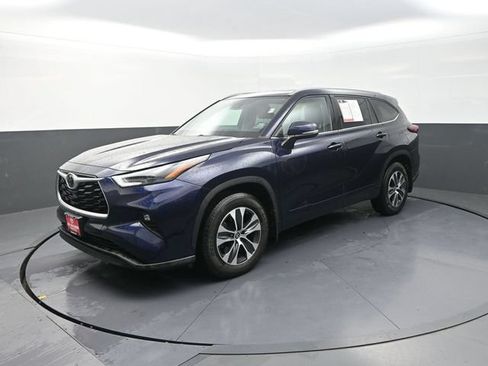 Used 2022 Toyota Highlander XLE w/ Protection Package #3 (TMS) AWD/4WD image 3