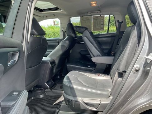 Used 2022 Toyota Highlander XLE AWD/4WD image 19
