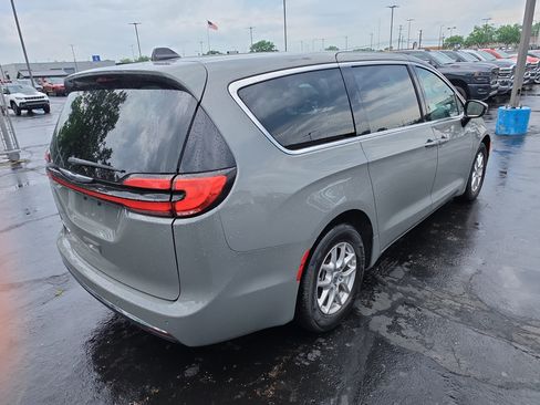 Used 2025 Chrysler Pacifica Select FWD image 3