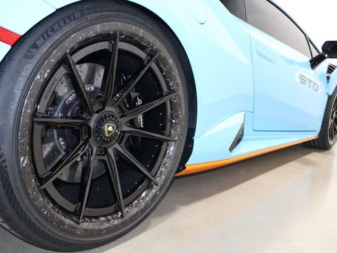 Used 2021 Lamborghini Huracan STO image 18