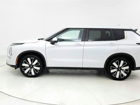 Used 2025 Mitsubishi Outlander SE AWD/4WD image 2
