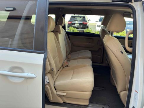 Used 2015 Kia Sedona LX w/ LX Convenience Package FWD image 48