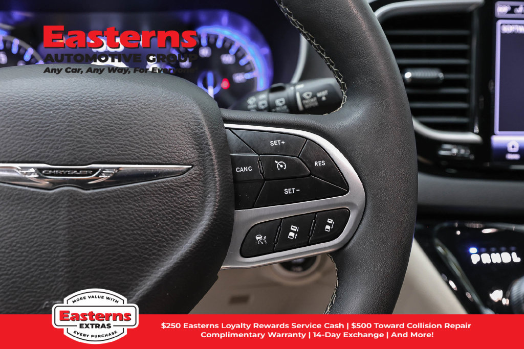 Used 2023 Chrysler Pacifica Touring-L FWD image 16
