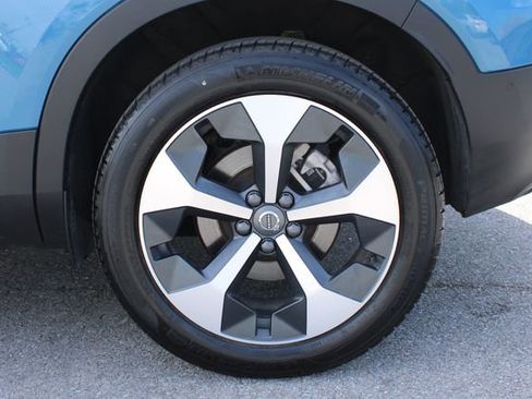 Used 2025 Volvo XC40 B5 Plus image 36