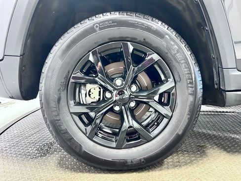 Used 2025 Jeep Grand Cherokee Altitude AWD/4WD image 30