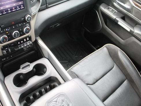 Used 2019 RAM 1500 Laramie AWD/4WD image 16