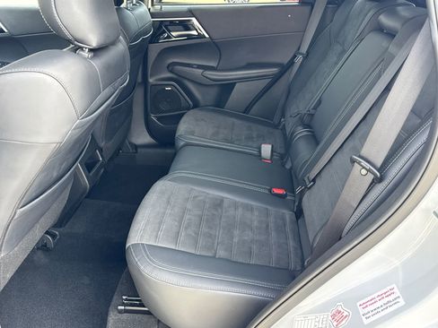 Used 2025 Mitsubishi Outlander SE image 21